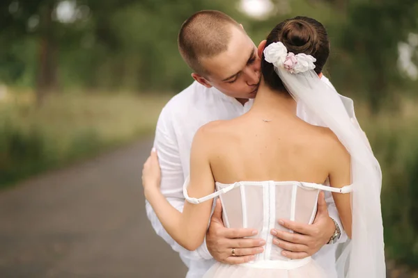 Porträt von Bräutigam und Braut am Hochzeitstag. Sommerhochzeit — Stockfoto