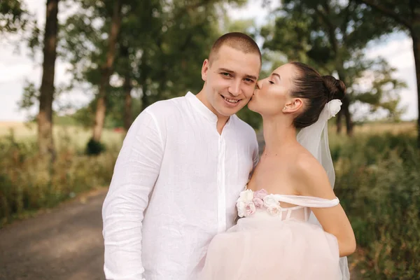 Retrato del novio y la novia en el día de su boda. Boda de verano — Foto de Stock