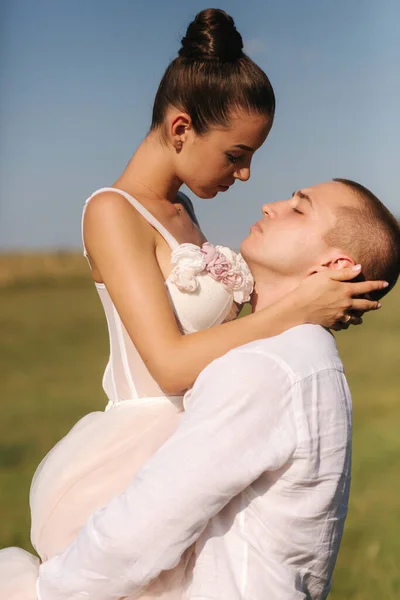 Recién casados caminando en el campo. Novia abrazo novio después de la ceremonia de boda —  Fotos de Stock