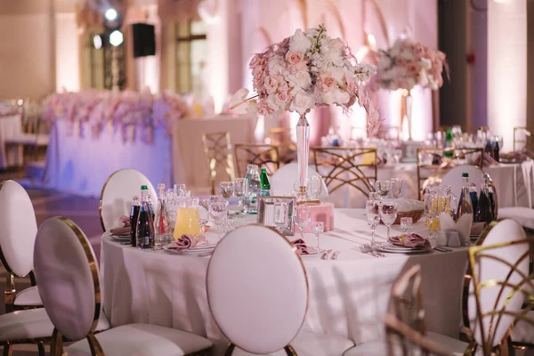 Bouquet de mariage au restaurant sur la table. Fleurs roses et blanches. Rose et hortensia — Photo