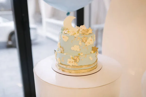 キャンディバー。砂漠のあるお祝いのテーブルの青の装飾ケーキ — ストック写真