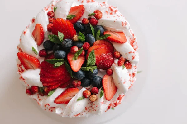 Não assar cheesecake de morango, decorado com sresh strawerries, hortelã e mirtilo. Comida vegetariana. Sem lactose e sem glúten. Vista superior — Fotografia de Stock