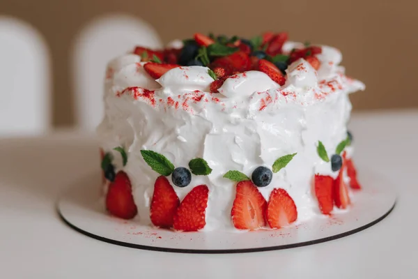 Spongebak met aardbeien, bosbessen en munt. Lactosevrij en glutenvrij — Stockfoto