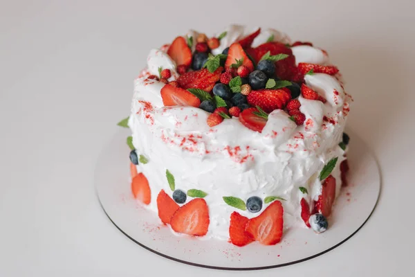 Biskuitteig mit Erdbeere, Blaubeere und Minze. Laktosefrei und glutenfrei — Stockfoto