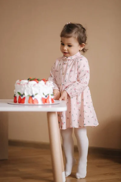 Aranyos kislány egy és egy Hulf éves stand finom szülinapi torta. 18 hónapos kislány nagyon boldog és nevet. Vegetáriánus kaja. Laktózmentes és gluténmentes. — Stock Fotó