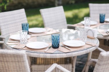 Suumer Terrace 'da servis masası hazır. Kafede çatal bıçak takımı. Yeşil arkaplan