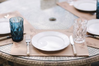 Suumer Terrace 'da servis edilen masayı kapat. Kafede çatal bıçak takımı. Mavi gözlük