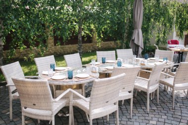 Suumer Terrace 'da servis masası hazır. Kafede çatal bıçak takımı. Yeşil arkaplan
