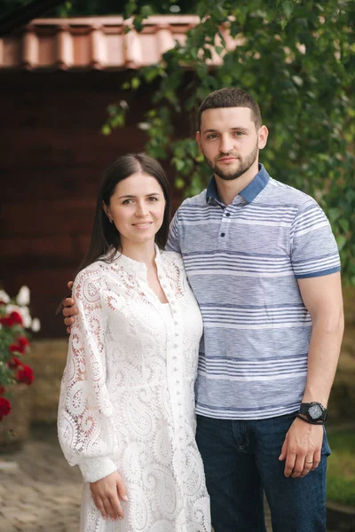 Schöne junge Frau mit ihrem Mann im Freien — Stockfoto