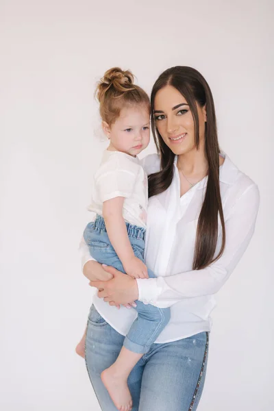 Retrato de menina com a mãe no estúdio. Fundo branco — Fotografia de Stock