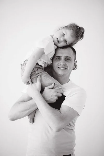 Babasıyla küçük bir kızın portresi. Stüdyoda babası olan tatlı küçük bir kız. Siyah beyaz fotoğraf — Stok fotoğraf