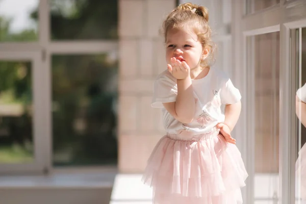 스튜디오에서 포토 그래퍼 의상을 입은 3 살짜리 귀여운 소녀. 창문 앞에 앉아 있는 소작은 소녀 — 스톡 사진