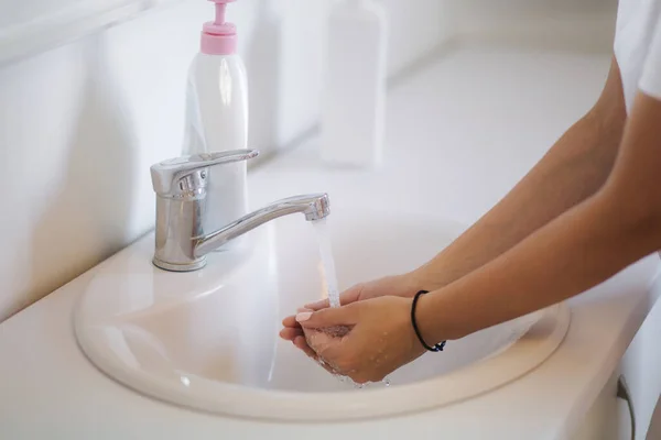 Närbild av kvinna tvätta händerna med flytande tvål — Stockfoto