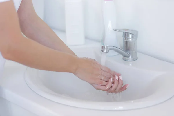 Närbild av kvinna tvätta händerna med flytande tvål — Stockfoto