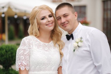 Beyaz elbiseli güzel bir çift dışarıda yürüyor. Restoran