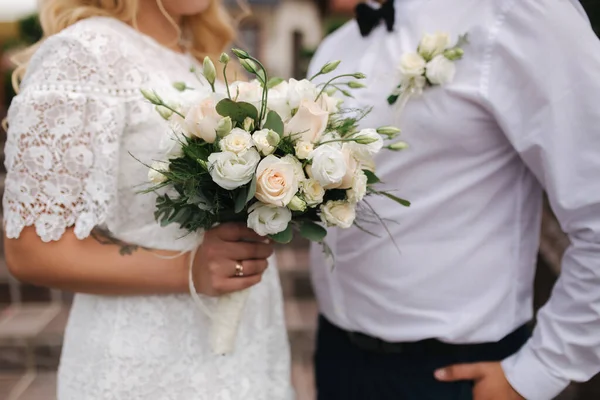 Buquê feminino segurar de rosas brancas nas mãos. Mini casamento. Noiva de cabelo loiro com buquê de flores — Fotografia de Stock