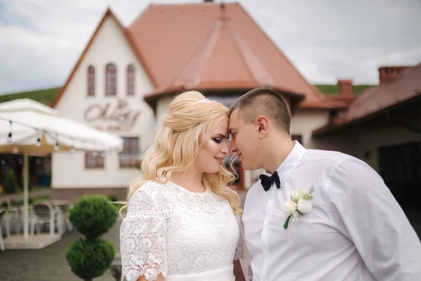 Beau couple en blanc marchant à l'extérieur. Restaurant — Photo