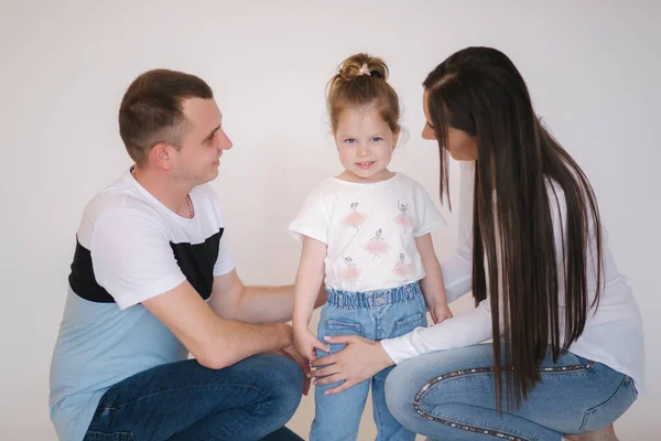 Jeune famille en studio. Maman papa et petite fille dans un style décontracté a photosession — Photo