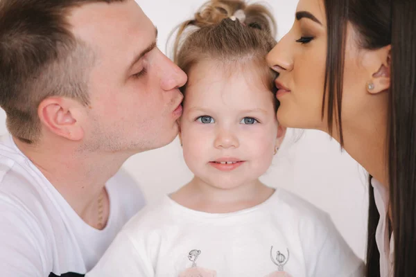 Zamknij portret mamy i taty całujących się córek. Sesja zdjęciowa — Zdjęcie stockowe