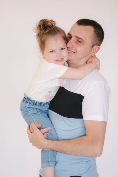 Retrato de uma menina com o pai. Linda filhinha com o pai no estúdio — Fotografia de Stock