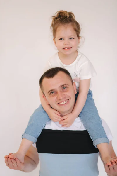 Retrato de uma menina com o pai. Linda filhinha com o pai no estúdio — Fotografia de Stock