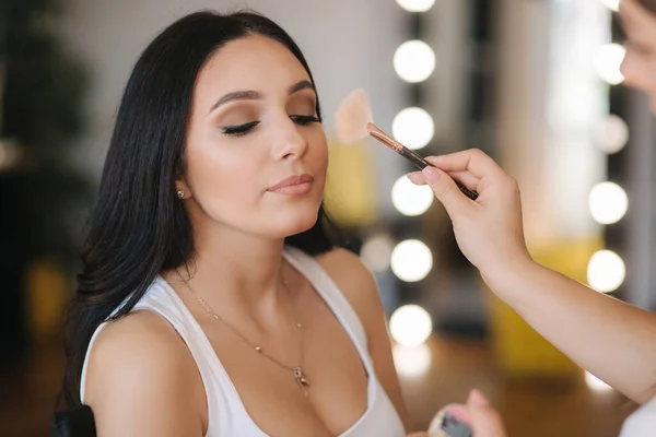 Portrait of young attractive woman with beutiful makeup in beauty studio salon. Evening make up — Stock Photo, Image