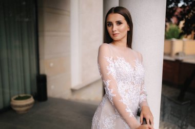 Akşamları fotoğrafçıya poz veren güzel genç mankenler.