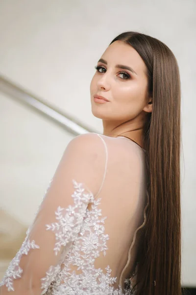 Close up retrato de bela jovem com maquiagem à noite em vestido branco como noiva — Fotografia de Stock