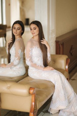 Akşamları genç ve güzel bir manken büyük bir restoranda fotoğrafçıya poz veriyor.