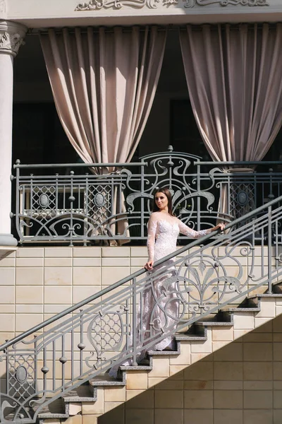 Πανέμορφο μοντέλο με νυφικό σταθεί στις σκάλες από μεγάλο εστιατόριο — Φωτογραφία Αρχείου