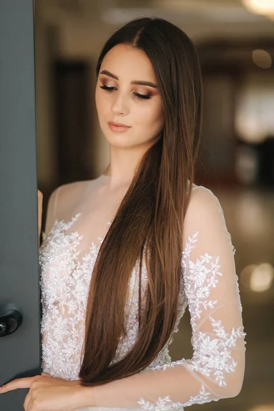 Close up portret pięknej młodej kobiety z makijażem wieczorowym w białej sukience jak panna młoda — Zdjęcie stockowe