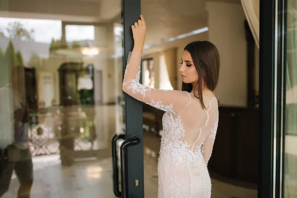 Hermosa joven modelo en la noche drees posando a fotógrafo dentro de gran restaurante — Foto de Stock