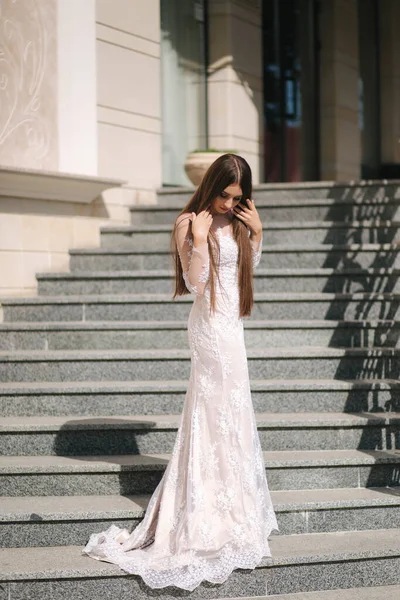 Precioso modelo en pie vestido de novia en la escalera por gran restaurante — Foto de Stock