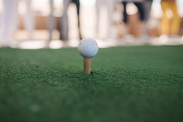 Golfboll på tee redo att bli skjuten — Stockfoto