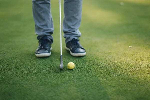 Primer plano jugando al golf en el campo de golf. Concepto de entrenamiento jugar al golf. Primera vez —  Fotos de Stock