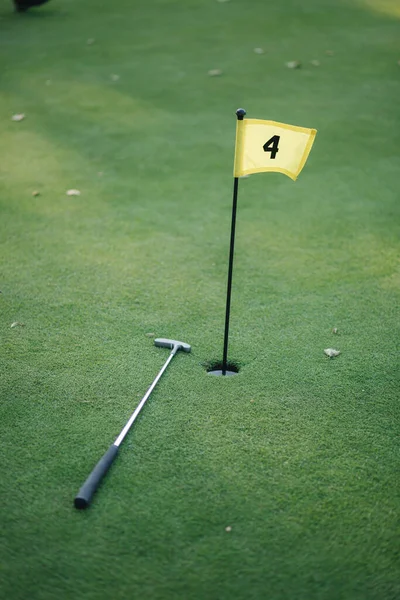 Vackert grönt fält golf gräs och hål med flagga — Stockfoto