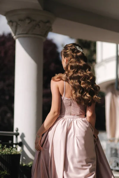 Portre Gece elbisesi içinde kıvırcık saçlı güzel kız terasta duruyor — Stok fotoğraf