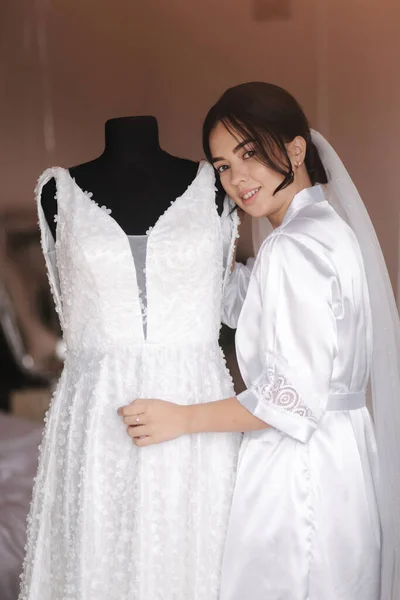 朝の結婚式のコンセプトで公開花嫁。ウェディングドレスによる若い魅力的な花嫁 — ストック写真