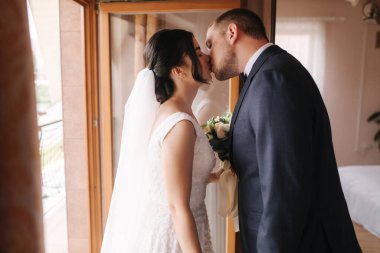 Bridess Home 'da damat ve geline ilk bakış. Nazik gelin ve yakışıklı damat düğün günlerinde