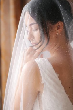 Gelin duvağın yanında dur ve goom 'u bekle