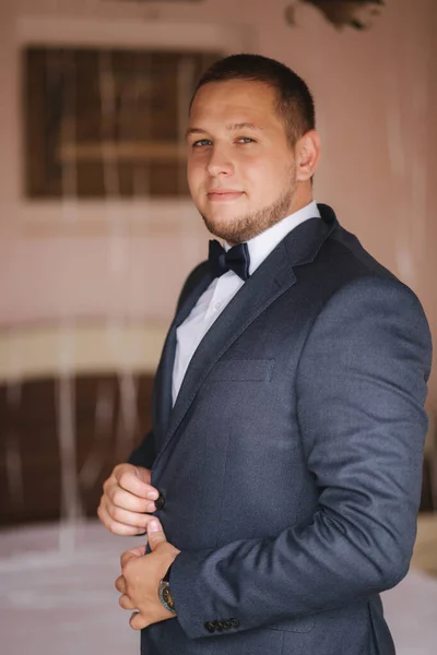 Manhã dos noivos em casa. Feliz homem sorriu no dia do seu casamento — Fotografia de Stock