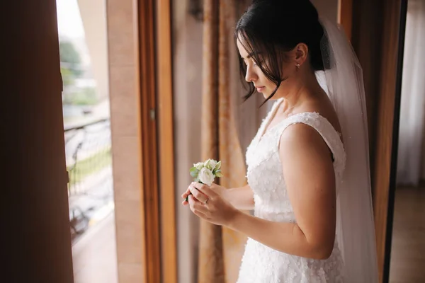 O primeiro olhar do noivo e da noiva na casa das noivas. Tender bride Fique perto da janela e aguarde o noivo — Fotografia de Stock