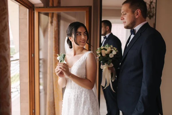 Der erste Blick von Bräutigam und Braut auf das Haus der Braut. Zarte Braut und schöner Bräutigam am Hochzeitstag — Stockfoto