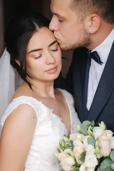 O primeiro olhar do noivo e da noiva na casa das noivas. Noiva macia e noivo bonito em seu dia do casamento — Fotografia de Stock