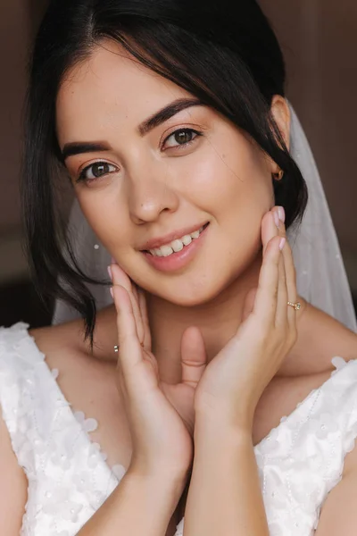 Detailní portrét krásné mladé nevěsty. Šťastná a něžná nevěsta — Stock fotografie