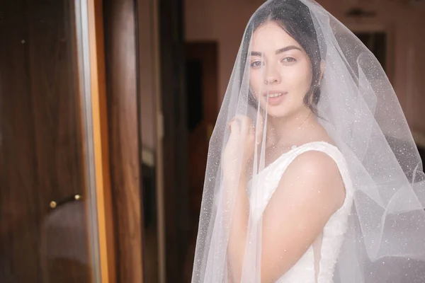 Невеста на вуали стоять у окна и ждать Гум — стоковое фото