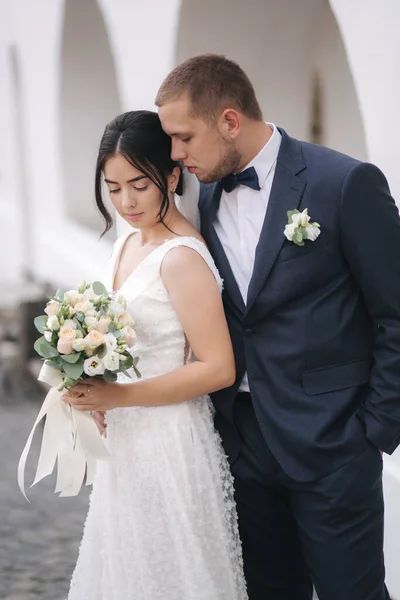 Mutlu evlilik çifti güzel Plece 'ler içinde yürüyor. Damat, sevgili karısına sarıl. — Stok fotoğraf