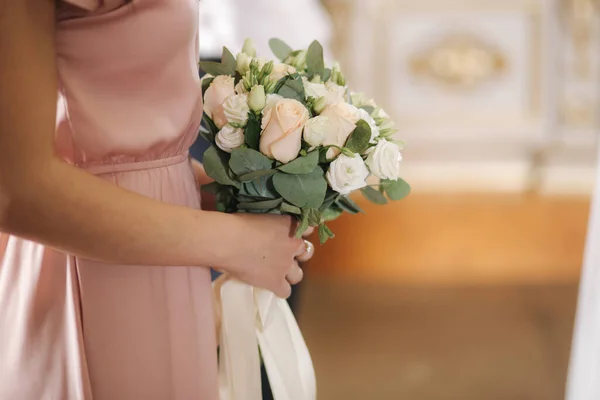 Mädchen halten Brautsträuße in der Kirche. Nahaufnahme — Stockfoto