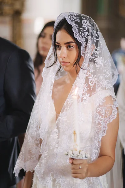 Noiva feliz na igreja após a cerimônia de casamento — Fotografia de Stock