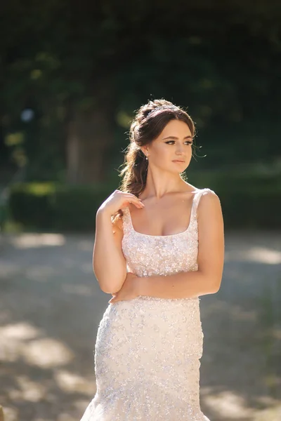 Retrato de noiva jovem em vestido de noiva branco ao ar livre. Maquiagem de moda — Fotografia de Stock